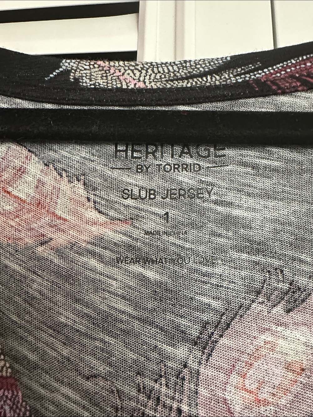 Torrid Black Feather Print V Neck Tee Size 1X - Picture 4 of 5